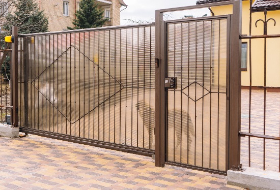 Купить ворота из профлиста с элементами ковки, с металлическими столбами в рамке или под дерево в Железногорске от 152850 руб