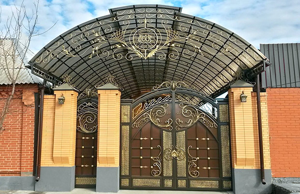 Купить или заказать ворота для дома с навесом - стильные и надежные решения для вашего участка в Железногорске от 41423 руб | ВоротМастер-Жлр
